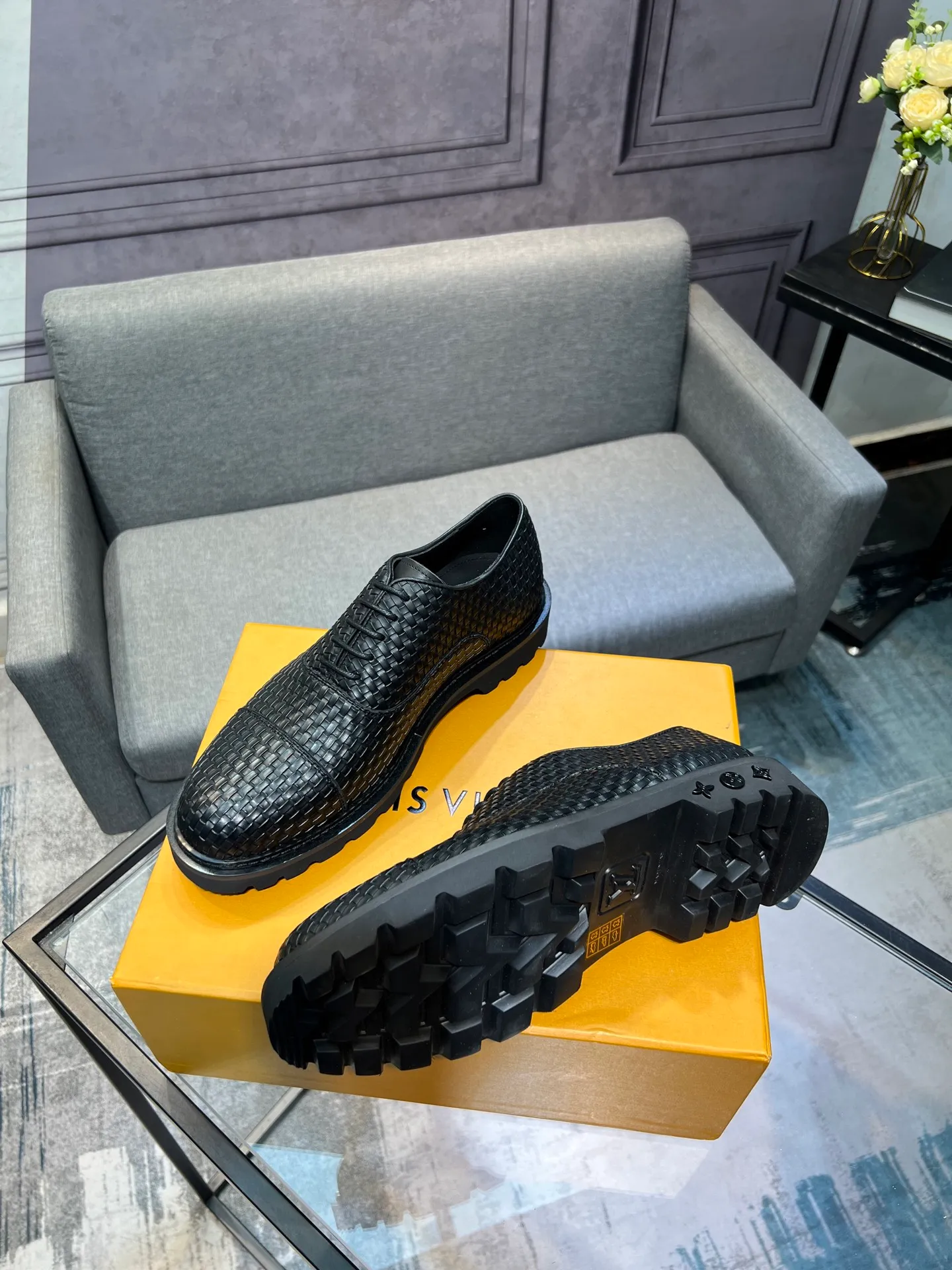 Men's shoes 💰820 [LV] - High-end quality - Upper: 🔝 tumbled cowhide, Nappa cowhide, brand logo sewn on shoe body - Lining: cowhide, foot pads; water-dyed cowhide - Outsole: TPR·rubber foam; two-color molded outsole -Super high quality control·Fine workmanship: highlighted (high-end·luxury·grade) -Size: 39-44 (38 45 can be customized)